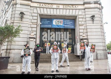 Barcelona, Spanien. Mai 2021. Die Vertreter von Animal Rebellion, einer internationalen Bewegung für den Kampf für ein nachhaltiges Ernährungssystem, Klimagerechtigkeit und Tierschutz, haben sich am Samstag, den 1. Mai, einer globalen Aktion angeschlossen, bei der sich die Vertreter von Animal Rebellion, einer internationalen Bewegung für den Kampf für ein nachhaltiges Ernährungssystem, Klimagerechtigkeit und Tierschutz, Durchgeführt in verschiedenen Städten auf der ganzen Welt, um zu warnen, was Tiere zu fressen ist die Ursache von Pandemien. Kredit: SOPA Images Limited/Alamy Live Nachrichten Stockfoto