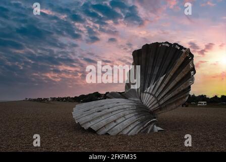 Sonnenaufgang über Maggi Hambling's Skulptur des Scallop am Kiesstrand in Aldeburgh, Großbritannien Stockfoto