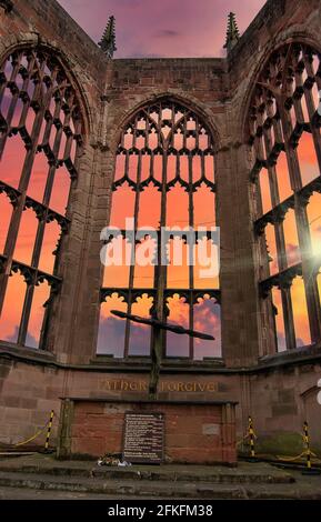 Sonnenaufgang auf den Ruinen der Coventry Cathedral in den West Midlands, Großbritannien Stockfoto