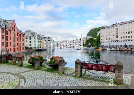 Alesund Norwegen Alesund ist eine wunderschöne Hafenstadt in Norwegen, die sich über eine Reihe von Inseln erstreckt und sich durch ihre Jugendstil-Architektur rühmt. Stockfoto