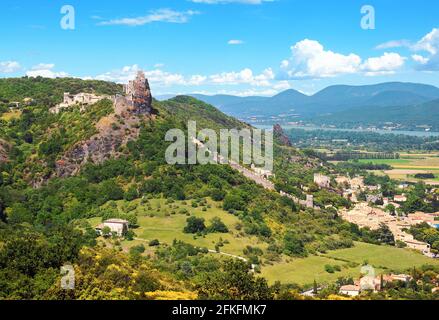 Ehemaliges Dorf Rochemaure im Rhonetal in Frankreich. Stockfoto