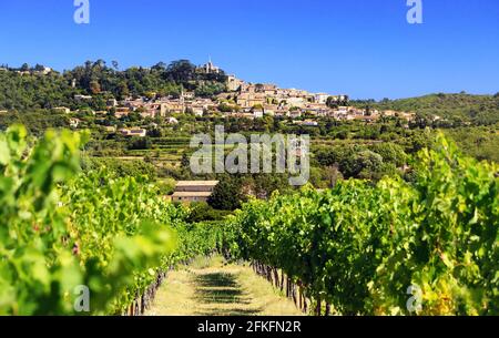 Dorf Bonnieux in der Provence mit Blick auf die Weinberge. Frankreich Stockfoto