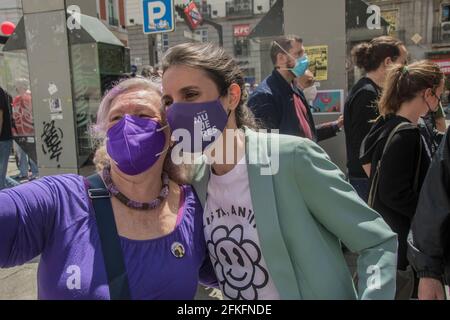 Auf dem Bild die Führerin und das Diputate der podemos-Partei, Irene Montero. Nur drei Tage vor den Wahlen in Madrid im Zeitraum 4:00 Uhr dringt die Linke als letzte Kugel im Vorfeld der Wahlen in die Straßen Madrids ein. Die Regierung von PSOE und United We können mit der Aufforderung zur Demonstration am 1. Mai mit der Anwesenheit mehrerer Minister bei einer Ernennung, die mehrere tausend Menschen in der Hauptstadt Spaniens zusammengebracht hat, umgedreht haben, obwohl die Ernennung auf tausend Teilnehmer beschränkt war. Die Anwesenheit von Yolanda Díaz, der dritten Vizepräsidentin und Ministerin für Arbeit, ist besonders auffällt. Stockfoto