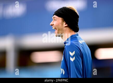 Evertons Tom Davies während des Vormatches wärmen sich vor dem Premier League-Spiel im Goodison Park, Liverpool, auf. Ausgabedatum: Samstag, 1. Mai 2021. Stockfoto