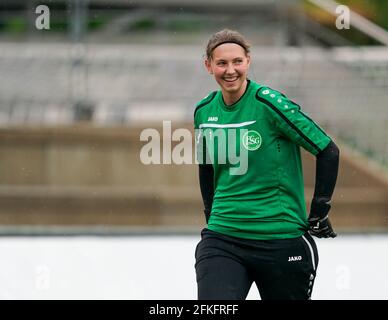 Carouge, Schweiz. Mai 2021. 1. Mai 2021, Carouge, Stade de la Fontenette, AXA Women's Super League: Servette FC Chenois Feminin - FC St.Gallen-Staad, Torhüterin Jara Ackermann (St.. Gallen-Staad) während des Warm-Up (Schweiz/Kroatien OUT) Quelle: SPP Sport Pressefoto. /Alamy Live News Stockfoto