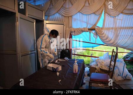 30. April 2021: Am 30. April 2021 überprüft ein Mitarbeiter des Gesundheitswesens die Tests im Testzentrum Covid-19 in Srinagar, im indischen Kaschmir. Quelle: Muzamil MATtoo/IMAGESLIVE/ZUMA Wire/Alamy Live News Stockfoto