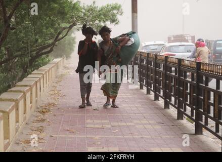 Guwahati, Assam, Indien. Mai 2021. Pendler gehen während eines Staubsturms auf einem Gehweg. Quelle: David Talukdar/ZUMA Wire/Alamy Live News Stockfoto