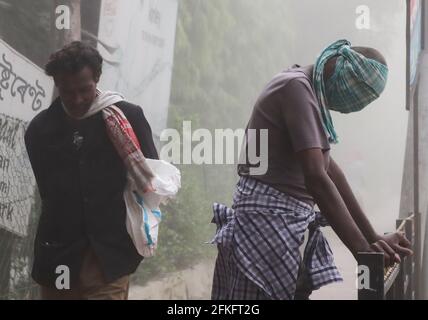 Guwahati, Assam, Indien. Mai 2021. Pendler gehen während eines Staubsturms auf einem Gehweg. Quelle: David Talukdar/ZUMA Wire/Alamy Live News Stockfoto