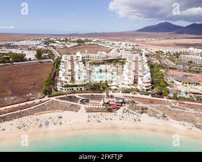 Playa Blanca, Spanien; 28. April 2021: Playa Dorada und Pricesa Yaiza Suite Hotel Stockfoto