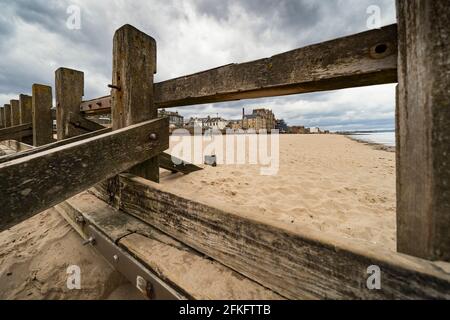 Blick auf den Strand von Portobello von der hölzernen Groyne in Edinburgh, Schottland, Großbritannien Stockfoto