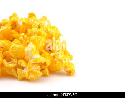 Yellow Cheddar Cheese Popcorn auf weißem Hintergrund Stockfoto