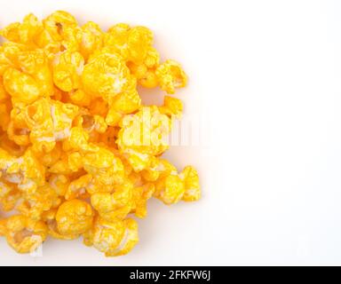 Yellow Cheddar Cheese Popcorn auf weißem Hintergrund Stockfoto