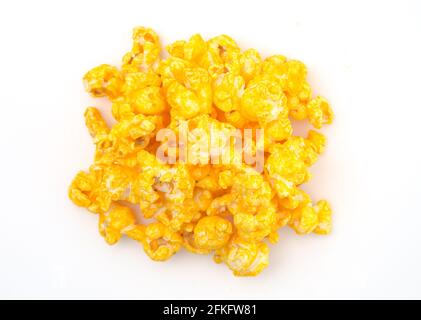 Yellow Cheddar Cheese Popcorn auf weißem Hintergrund Stockfoto