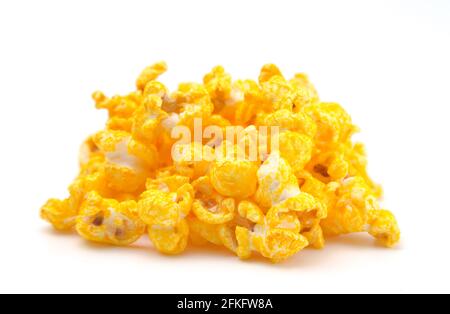 Yellow Cheddar Cheese Popcorn auf weißem Hintergrund Stockfoto