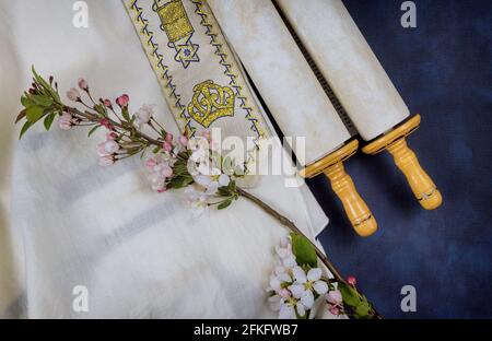 Tag der jüdischen Feiertage Symbole Gebet Schal tallit, Gebet heilige tora Rolle Stockfoto