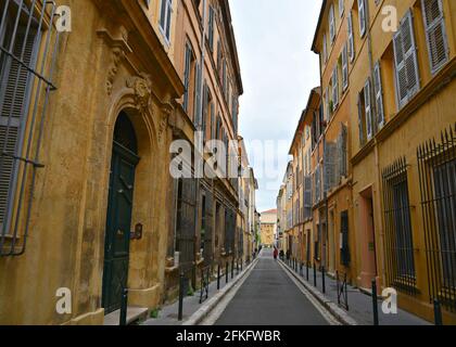 Architektur im Provençal-Stil im historischen Zentrum von Aix-en-Provence in Marseille, Frankreich. Stockfoto