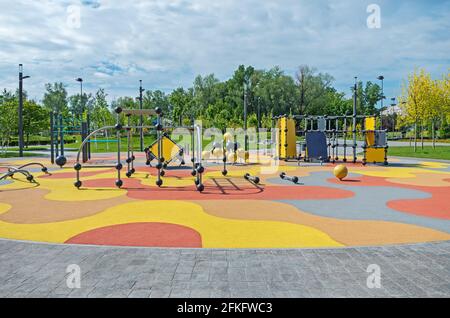 Sichtbarkeit der bunten großen Spielplatz im Stadtpark. Leerer moderner Spielplatz im Frühling. Schöner städtischer Ort für Kinder Spiele und Sport Stockfoto