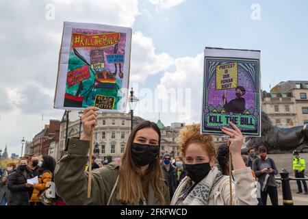 Westminster, London. Mai 2021. Zwei maskierte Demonstranten halten während einer öffentlichen Demonstration in London handgemachte Schilder mit den Aufschriften „KillTheBill Black Lives Matter Defevement Our right to Protest“ und „Protest ist ein Menschenrecht – Kill the Bill“. Der Protest richtet sich gegen das Gesetz über Polizei, Verbrechen, Verurteilung und Gerichte und hebt die Bedenken hinsichtlich der bürgerlichen Freiheiten und des Rechts auf Protest hervor. Penelope Barritt/Alamy Live News Stockfoto