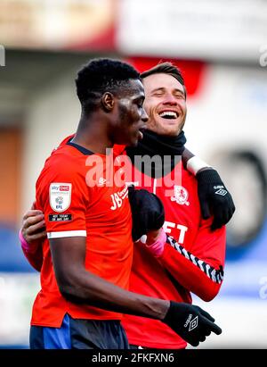 Luton, Großbritannien. Mai 2021. Luton Town FC-Spieler am Ende des Spiels der EFL Sky Bet Championship zwischen Luton Town und Middlesbrough in der Kenilworth Road, Luton, England, am 1. Mai 2021. Foto von Phil Hutchinson. Nur zur redaktionellen Verwendung, Lizenz für kommerzielle Nutzung erforderlich. Keine Verwendung bei Wetten, Spielen oder Veröffentlichungen einzelner Clubs/Vereine/Spieler. Kredit: UK Sports Pics Ltd/Alamy Live Nachrichten Stockfoto