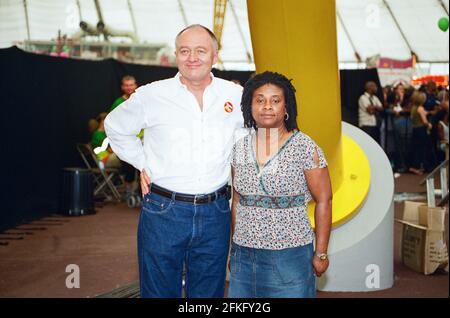 Der Bürgermeister von London, Ken Livingstone, und Doreen Lawrence, die Mutter des ermordeten Stephen Lawrence. Respect 03, Anti-Rassismus-Festival im Millennium Dome, Greenwich, London, England, Vereinigtes Königreich. Stockfoto