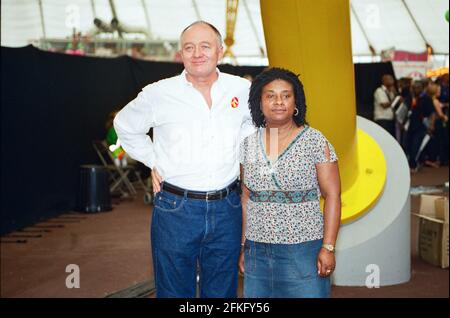 Der Bürgermeister von London, Ken Livingstone, und Doreen Lawrence, die Mutter des ermordeten Stephen Lawrence. Respect 03, Anti-Rassismus-Festival im Millennium Dome, Greenwich, London, England, Vereinigtes Königreich. Stockfoto