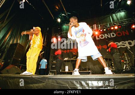 Public Enemy tritt auf dem Anti-Rassismus-Festival Respect 03 am 19. Juli 2003 im Millenium Dome, Greenwich, London, auf England, Vereinigtes Königreich. Stockfoto