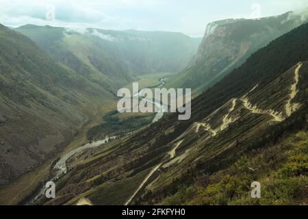 KATU-Yaryk Pass, eine der unheimlichsten Straßen der Welt. Russland. Stockfoto