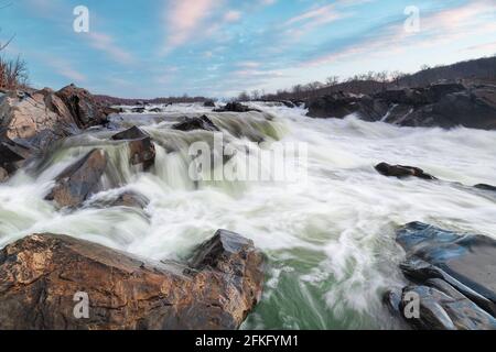 Wasserfall und Stromschnellen des Potomac River in der Nähe des Great Falls Park in Virginia mit blauem Himmel Stockfoto