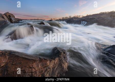 Wasserfall und Stromschnellen des Potomac River in der Nähe des Great Falls Park in Virginia mit blauem Himmel Stockfoto