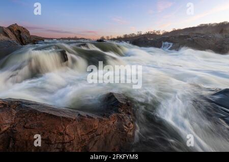 Wasserfall und Stromschnellen des Potomac River in der Nähe des Great Falls Park in Virginia mit blauem Himmel Stockfoto