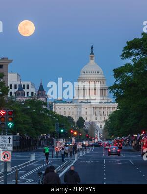 Ein Vollmond-Supermond, der hinter dem Kapitolgebäude der Vereinigten Staaten aufgeht, mit der Pennsylvania Avenue im Vordergrund Stockfoto