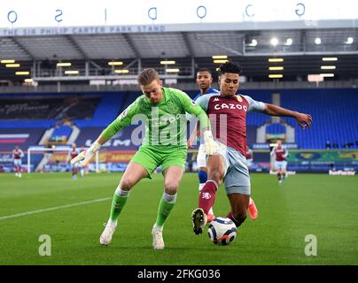 Everton-Torwart Jordan Pickford (links) und Ollie Watkins von Aston Villa kämpfen während des Premier League-Spiels im Goodison Park, Liverpool, um den Ball. Ausgabedatum: Samstag, 1. Mai 2021. Stockfoto