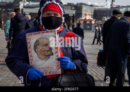 Moskau, Russland. Am 22. April 2021 besuchen russische kommunistische Anhänger das Mausoleum des sowjetischen Gründers Wladimir Lenin anlässlich des 151. Jahrestages seiner Geburt auf dem Roten Platz im Zentrum Moskaus während der neuartigen Coronavirus-Pandemie COVID-19 in Russland Stockfoto