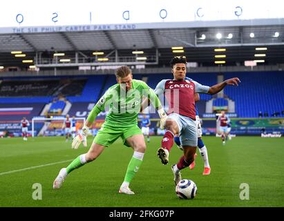 Everton-Torwart Jordan Pickford (links) und Ollie Watkins von Aston Villa kämpfen während des Premier League-Spiels im Goodison Park, Liverpool, um den Ball. Ausgabedatum: Samstag, 1. Mai 2021. Stockfoto