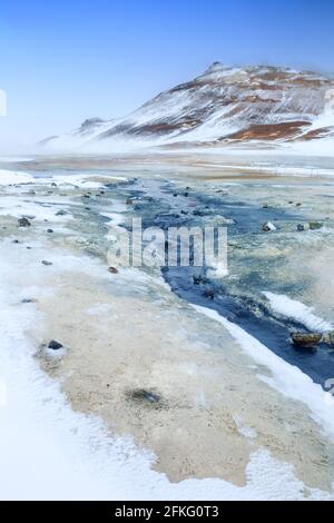 Das Hevrir-Gebiet mit kochenden Schlammtöpfen, heißen Wasserströmen und dampfenden Geysiren und bunten Felsen in Island Stockfoto