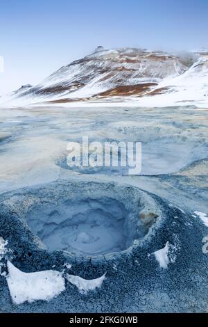 Das Hevrir-Gebiet mit kochenden Schlammtöpfen, heißen Wasserströmen und dampfenden Geysiren und bunten Felsen in Island Stockfoto