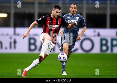 Mailand, Italien. 01 Mai 2021. Diogo Dalot (L) vom AC Mailand wird während des Fußballspiels der Serie A zwischen dem AC Mailand und Benevento Calcio von Riccardo Improta von Benenvento Calcio herausgefordert. Kredit: Nicolò Campo/Alamy Live Nachrichten Stockfoto