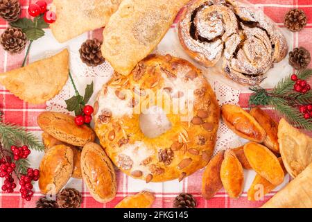Mischung aus typischem und traditionellem weihnachtsgebäck und Kuchen der portugiesischen Küche und Gastronomie. Stockfoto