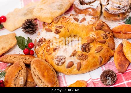 Mischung aus typischem und traditionellem weihnachtsgebäck und Kuchen der portugiesischen Küche und Gastronomie. Stockfoto