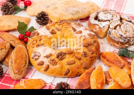 Mischung aus typischem und traditionellem weihnachtsgebäck und Kuchen der portugiesischen Küche und Gastronomie. Stockfoto