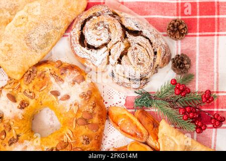 Mischung aus typischem und traditionellem weihnachtsgebäck und Kuchen der portugiesischen Küche und Gastronomie. Stockfoto