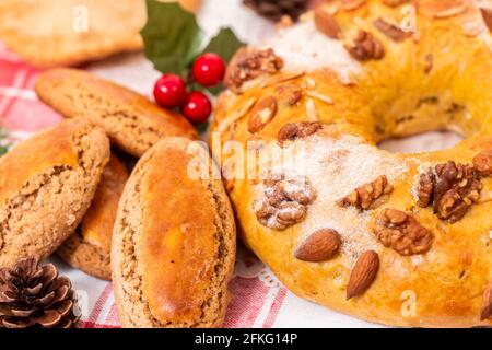 Mischung aus typischem und traditionellem weihnachtsgebäck und Kuchen der portugiesischen Küche und Gastronomie. Stockfoto