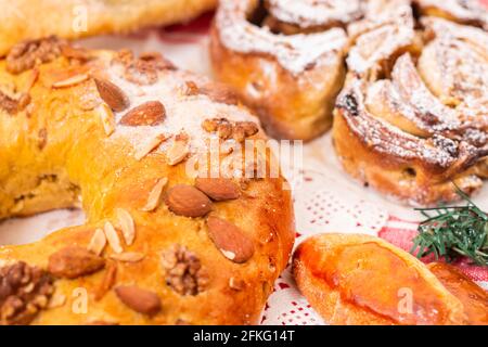 Mischung aus typischem und traditionellem weihnachtsgebäck und Kuchen der portugiesischen Küche und Gastronomie. Stockfoto