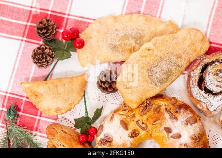 Mischung aus typischem und traditionellem weihnachtsgebäck und Kuchen der portugiesischen Küche und Gastronomie. Stockfoto
