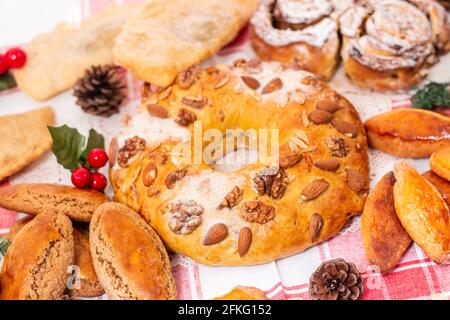 Mischung aus typischem und traditionellem weihnachtsgebäck und Kuchen der portugiesischen Küche und Gastronomie. Stockfoto