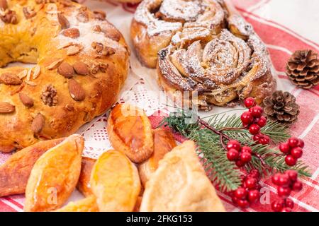 Mischung aus typischem und traditionellem weihnachtsgebäck und Kuchen der portugiesischen Küche und Gastronomie. Stockfoto