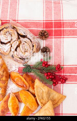 Mischung aus typischem und traditionellem weihnachtsgebäck und Kuchen der portugiesischen Küche und Gastronomie. Stockfoto