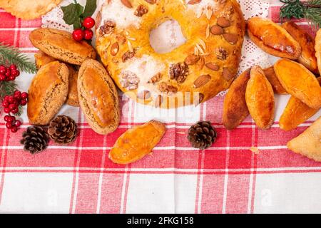 Mischung aus typischem und traditionellem weihnachtsgebäck und Kuchen der portugiesischen Küche und Gastronomie. Stockfoto