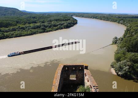 Blick von der Burg Bratislava-Devin auf die Donau Und Österreich Stockfoto