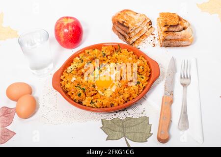 Traditionelles portugiesisches Gericht mit gemischter alheira-Wurst mit Ei und Petersilie. Stockfoto